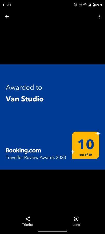 Van Studio Navodari Luaran gambar