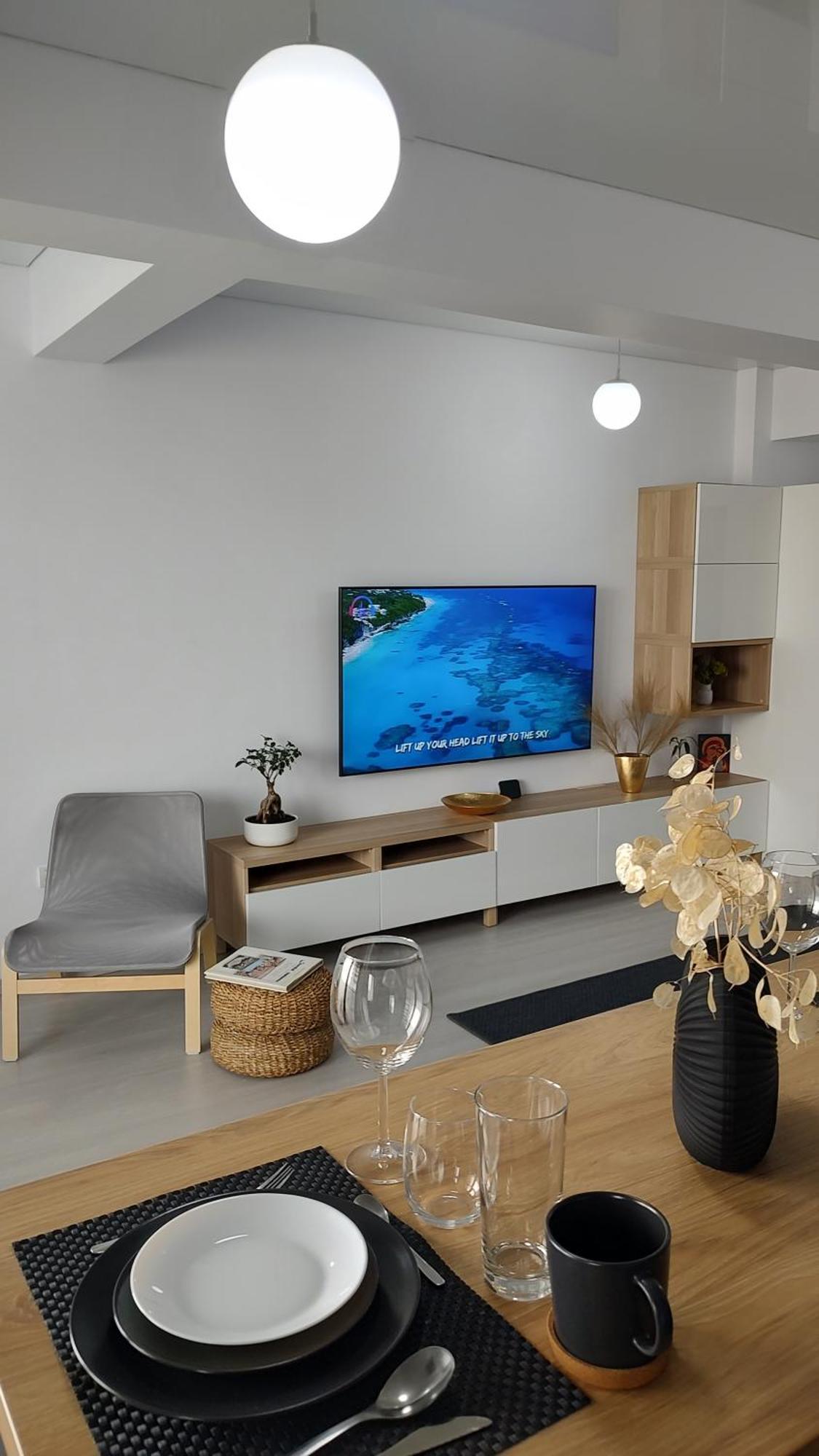 Van Studio Navodari Luaran gambar