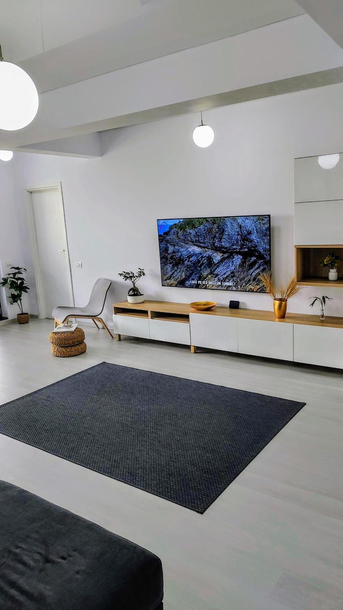 Van Studio Navodari Luaran gambar